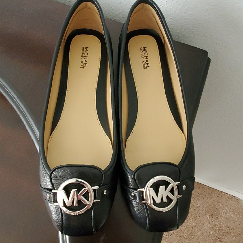 Brand new Michael Kors fulton flats